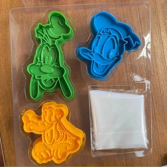 Williams Sonoma Disney Mickey & Friends Impression Cookie Cutter Kit New in Box - Picture 3 of 5